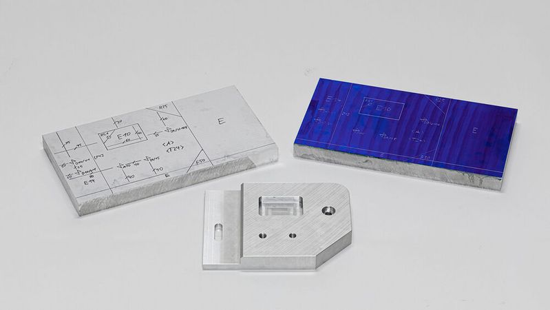 Künftig könnten einige der zahlreichen Prozessschritte von der ersten Skizze bis zum fertigen Bauteil überflüssig werden – dank einer Nomenklatur bestehend aus neun Zeichen und einigen Grundregeln.(Bild:  Fraunhofer IPA)