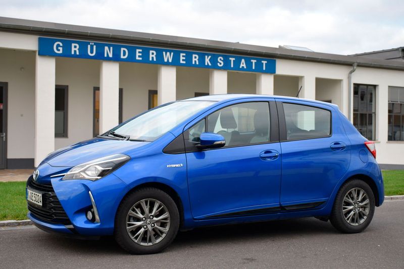 Die angedeutete Luftfangsicke im Vorderkotflügel bringt sportives Flair in die Fahrzeugfront. (Bild: Holz / »kfz-betrieb«)