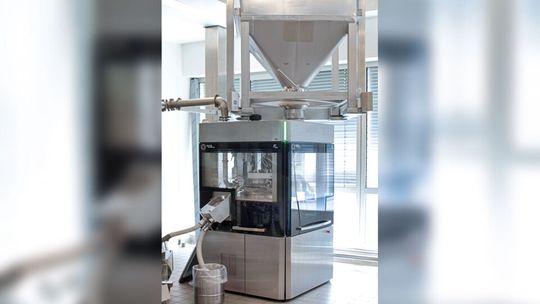 F20i bei Dr. Willmar Schwabe: Die Maschine fügt sich nahtlos in das bestehende Produktionsumfeld ein.(Bild:  FETTE COMPACTING)