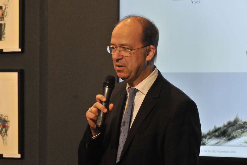 Die Moderation des zweiten Tages der Herbstakademie auf Sylt übernahm ZDK-Hauptgeschäftsführer Axel Koblitz. (Zietz / »kfz-betrieb«)