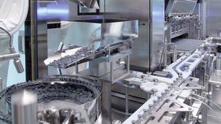 Sauber ist Trumpf: Anlagen zum Vorverschließen von Arzneimittelgefäßen müssen Produktreinheit gewährleisten.  (Bild: Optima Group Pharma)