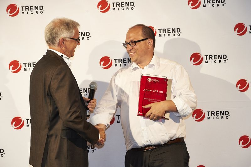 Bester Distributor 2016 Deutschland: Arrow ECS AG, übergeben an Tobias Freyburger (r.) durch Martin Ninnemann (Trend Micro) (Trend Micro)