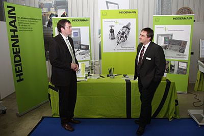 Wer auf der Hausausstellung Fragen rund um die Steuerung iTNC 530 beantwortet haben wollte, war bei den Heidenhain-Profis Michael Wiendl (links) und Martin Huber in guten Händen. (Archiv: Vogel Business Media)