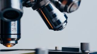 In der Präzisionsmontage optischer Systeme sind digitale Konzepte von hoher Bedeutung. (Bild: Pixabay)