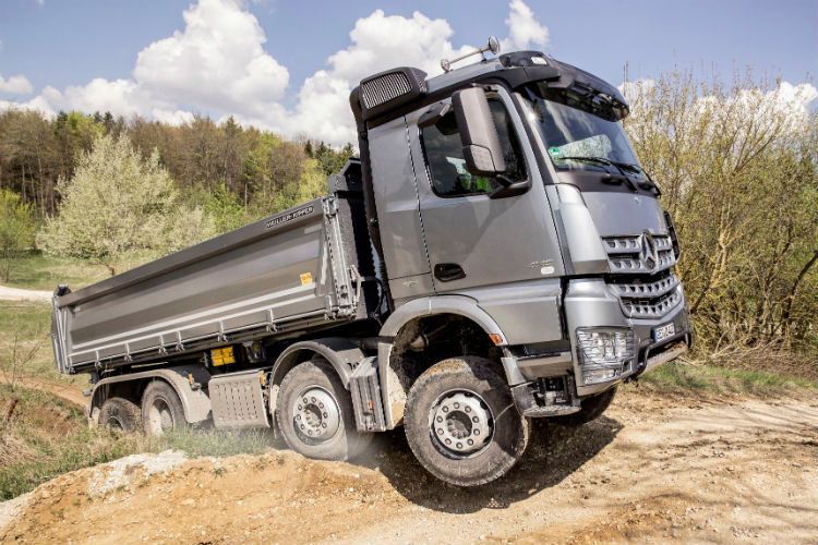 Der Arocs mit Allradantrieb überzeugt auch im schwierigen Geländeeinsatz. (Foto: Daimler)