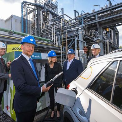 Sachsens Ministerpräsident Michael Kretschmer informierte sich am 11. September vor Ort über den Projektfortschritt und die Perspektiven synthetischer Kraftstoffe.  (Bild: Detlev Müller/ CAC Engineering)