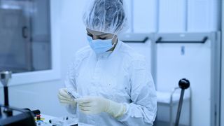 Für die ISO7-Reinraumfertigung gelten höchste Hygiene-Vorschriften, um die Kontaminierung durch Partikel auszuschließen. (Bild: RKT)