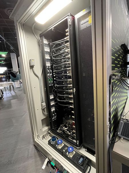 Der Schrank ist mit Wasserkühlungstechnik ausgestattet.  (Bild: Ulrike Ostler/Vogel IT-Medien GmbH)
