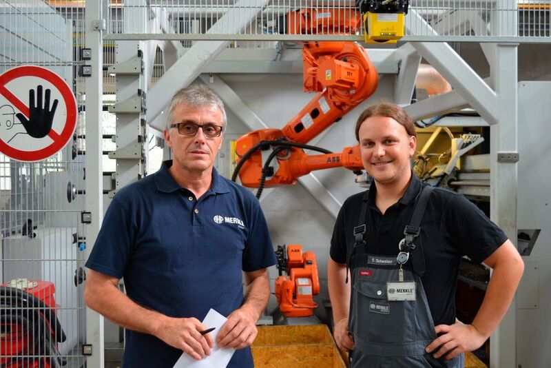 „Mit der Kasto-Technik haben wir den Durchsatz in der Sägerei vervierfacht“, so Betriebsleiter Paul Gutmann (links) Auch Fertigungsmeister Sebastian Schweizer ist mit dem Ergebnis mehr als zufrieden. (Bild: Kasto)