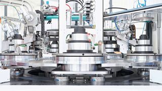 Alle fünf Stationen der Dichtheitsprüfanlage sind mit Schunk-Vero-S Nullpunktspannmodulen ausgestattet. Die Trägerpaletten werden vom Rundtisch über den Spannmodulen positioniert, abgesetzt und mit hoher Präzision gespannt. Über Pins werden die Satelliten-Drehteller mit den Werkstücken anschließend freigegeben. (SCHUNK)