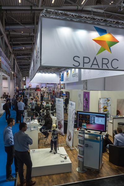 Am 3. Juni 2014 öffnete die Automatica in München wieder ihre Tore. Der Besuchermagnet sind in diesem Jahr ganz klar die Serviceroboter, die auf der Messe erstmals in einem eigenen Ausstellungsbereich präsentiert werden. (Thomas Plettenberg/Messe München)