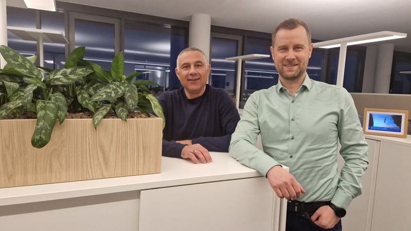 Hasan Anac, Geschäftsführer von Var Industries, und Andreas Stegmeir, Leiter Technik Team bei Var Industries: „PLM ist wie ein gemeinsames Drehbuch.“(Bild:  Var Industries)