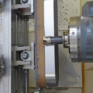 Ingersoll-GoldQuadF-
Hochvorschubfräser bearbeitet die Aussenkontur einer Zugmesslasche auf einem Horizontal-Bearbeitungszentrum.