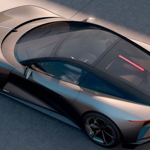 Neben großzügigen Glasflächen soll das Sportcoupé zudem Schmetterlingstüren bieten.(Bild:  Karma Automotive)