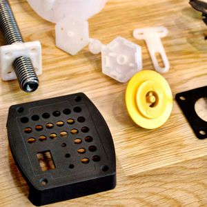 Beispiele, für welche Art von thermoplastischen Bauteilen aus PP, PP, PA oder anderen Kunststoffen, die kompakte Spritzgießmaschine APSX-PIM V3 zur Prototypen- oder Kleinserienfertigung genutzt werden kann ... (Bild: APSX)