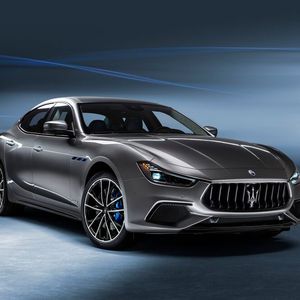 Im Oktober kommt der aufgefrischte Maserati Ghibli zusätzlich in einer Hybridversion auf den Markt.(Bild:  Maserati)