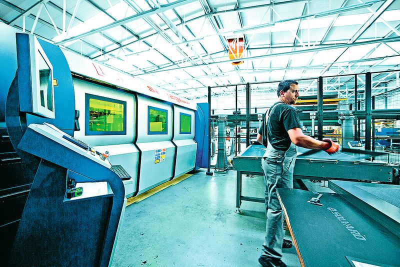 Bild 2: Mit der neuen Laseranlage ist es Solvaro gelungen, den Bearbeitungszyklus von Serverschranktüren von 120 auf 67 s zu reduzieren. (Bild: Solvaro)