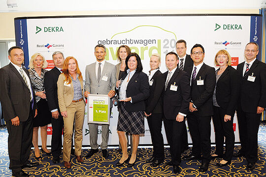Das Mercedes-Autohaus Jürgens in Hagen ist Gewinner des Gebrauchtwagen Award 2011. Geschäftsführer Franco C. Barletta (mit Urkunde) freut sich zusammen mit seinem Team und den Gratulanten über den ersten Platz. (Archiv: Vogel Business Media)