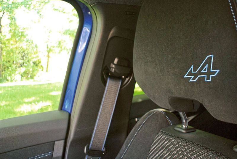 ... an den Kopfstützen. Schick sind zudem die Ziernähte an den Gurten und... (Bild: Sven Prawitz/VCG)