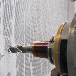 Der Vollhartmetall-Hochvolumenfräser «OptiMill-Alu-Wave» von Mapal wurde zum Fräsen der Taschen eingesetzt. Er erzeugte ein Spänevolumen von knapp 12 Liter pro Minute in der Spitze. In den Ecken kommt er dabei so nahe an die reale Geometrie heran, dass anschliessend ohne weiteren Zwischenschritt direkt geschlichtet werden kann.(Bild:  Mapal)