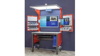 Das Bild zeigt den Montagegeplatz Ergosmart mit dem Assistenzsystem „Der Schlaue Klaus“. (Bild: Sebastian Hauenstein/Krieg)