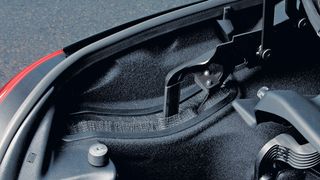 Der Funktionsdurchlass für die Verdeckmechanik ist beim Mercedes SLK Cabrio durch technische Bürsten geschützt.  (Bild: Mink)