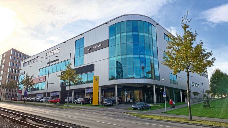 Blickfang: Seit Frühjahr letzten Jahres hat das Autohaus von der Weppen seine Zentrale auf der Stuttgarter Automeile. 2020 eröffneten die Schwaben einen neuen Hyundai-Standort in Waiblingen.  (Autohaus von der Weppen)