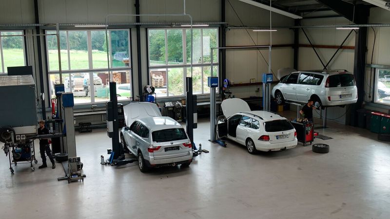 Neben den bestehenden Räumlichkeiten des ehemaligen Landhandels ist im hinteren Bereich der Immobilie eine großzügige Werkstatthalle entstanden. Hier führt das Team eigentlich alle Aufgaben – von der Unfallreparatur bis zur Motorinstandsetzung – selbst aus. Lediglich die Lackierjobs werden nach außen vergeben. Eine besonderer Fokus liegt dabei auf dem Service- und Reparaturgeschäft eines lokalen Anhängerbauers, Oldtimern und Wohn- und Freizeitmobilen. (Bild: Schreiner – VCG)