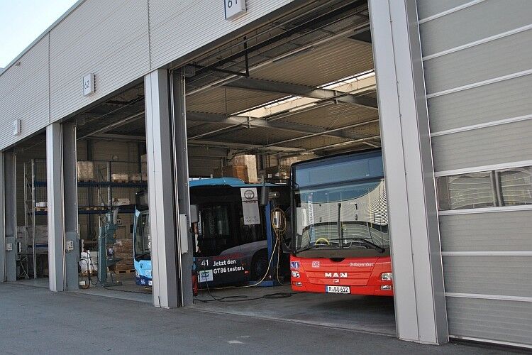 Ob Reisebus, Truck oder Spezialfahrzeug, der Betrieb in Passau bietet ein breites Leistungsangebot. (Foto: Kampfmann)