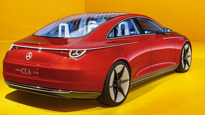 Auspuffrohre gibt es beim Elektro-CLA selbstredend nicht mehr. Dafür wurde im unteren Bereich der Heckschürze eine Struktur mit Kühllamellenoptik integriert. Dieses Designthema findet sich auch an vielen anderen Stellen am Fahrzeug wieder. (Bild: Mercedes-Benz)