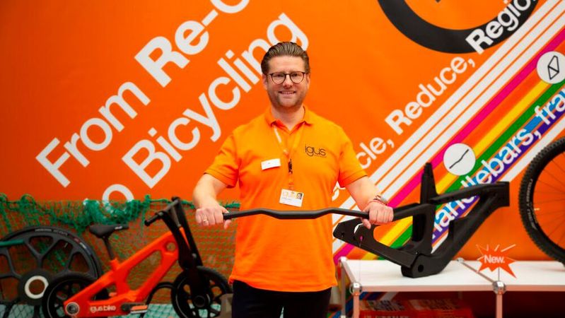 Igus stellt den neu entwickelten Kunststofflenker auf der Eurobike vor. Erster Kunde ist der Fahrradhersteller Advanced. Die Serienproduktion steht kurz bevor.(Bild:  Igus)