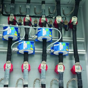 Die Strommessung erfolgt mit einem Nullfluss-Stromwandler (blaue Komponenten). Drei Wandler messen den Strom zwischen dem dreiphasigen Ausgang des Wechselrichters und dem Last-Emulator. Ein Wandler (rechts) misst den Strom,  der vom Batterie-Emulator in den Wechselrichter fließt.(Bild:  ZF Friedrichshafen)