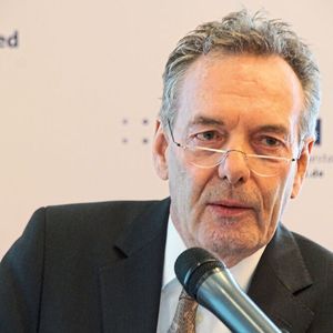 Auch wenn die Voraussetzungen zur Einführung des UDI-Systems mit der neuen Eudamed-Datenbank derzeit noch nicht vorliegen, sollten sich insbesondere kleine und mittelständische Unternehmen „jetzt schon auf die UDI-Einführung vorbereiten“, sagte BV-Med-Geschäftsführer und Vorstandsmitglied Joachim M. Schmitt auf dem 3. BV-Med-Mittelstandsforum am 26. Juni 2018 in Berlin.