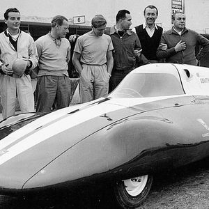 Als erster Abarth-Rekordwagen stellte der 750 Bertone 1957 in Monza Weltrekorde auf. Sein Debüt feierte er auf der Automobilausstellung in Turin im April 1956. Das aerodynamische Design ist die Arbeit von Franco Scaglione für den Karosseriebauer Bertone. Bei diesem Fahrzeug handelt es sich um einen Einsitzer, um neue Weltrekorde in Sachen Geschwindigkeit und Dauer in der H-Klasse für Fahrzeuge mit Hubraum zwischen 500 und 750 ccm aufzustellen. Viele Komponenten stammen vom Fiat 600. Hauptziel aber war es, das Gewicht so weit wie möglich zu reduzieren: Er brachte gerade mal 385 kg auf die Waage. (Bild:  Abarth_Stellantis)
