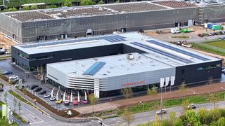 Nach knapp zweijähriger Bauzeit hat die Jepsen-Autogruppe das neue Porsche-Zentrum Regensburg eröffnet. Es wurde gemäß dem Konzept Destination Porsche geplant. (Bild: Jepsen-Autogruppe)