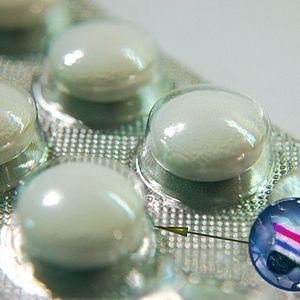 Mit bloßem Auge kaum zu erkennen – und doch da: Ein Secutag-Farbcode auf einer Blisterverpackung.