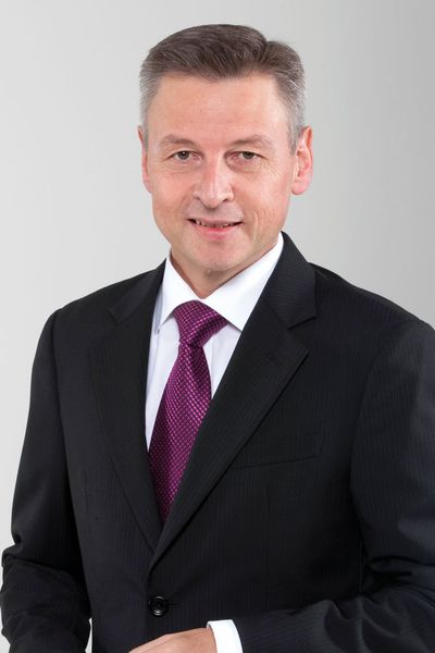 Uwe Burk, Country Manager Central Europe bei der Solidworks Deutschland GmbH, über seine Lieblingsfunktion in Solidworks 2016 ist, dass kurvenstetige Verrundungen jetzt eine automatisch anwählbare Flächentechnologie sind. So wird die Funktion, beispielsweise einer Flasche, durch gefällige Formen erweitert. (Bild: Dassault Systèmes)