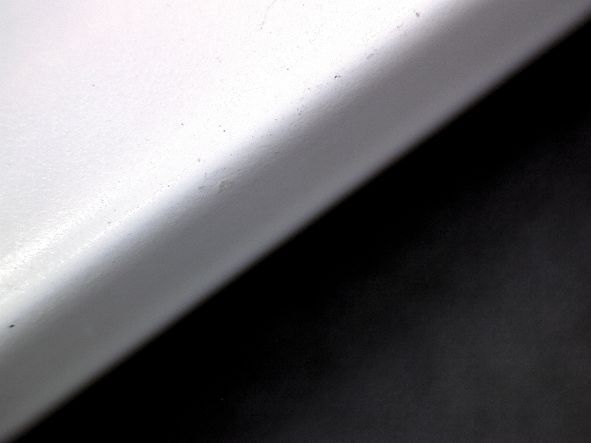 Bild „Kanten verrundet 1“: Geschlossene Lackoberfläche an der Schnittkante und nach dem zusätzlichen Verrunden. Bild: Lissmac (Archiv: Vogel Business Media)