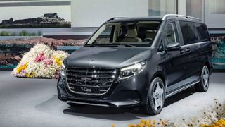 In der Topausstattung trägt die V-Klasse jetzt einen stehenden Stern auf der Haube. (Bild: Mercedes-Benz)