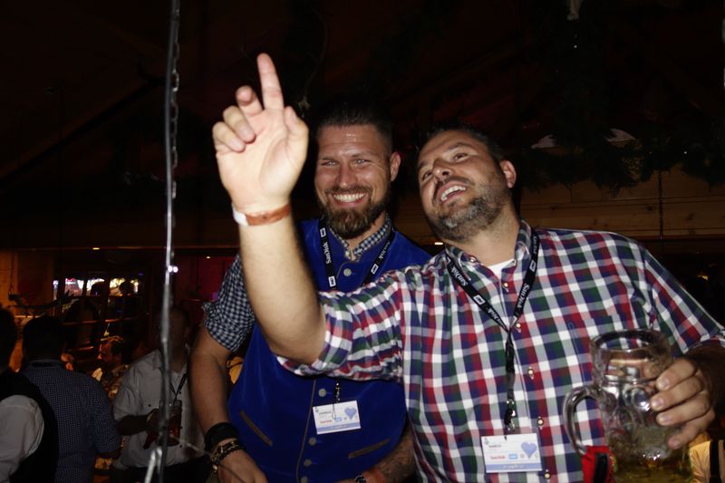 Am Sternenhimmel, oder was auch immer Marco Ernst, Conrad, dem Andreas Bajohr, BAB, vorsingt. (Vogel IT-Medien)