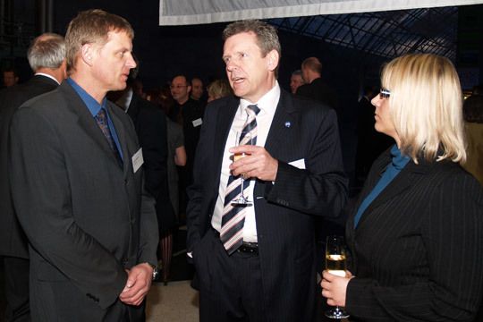 Die Finanzdienstleister des Kfz-Gewerbes dürfen bei einem solchen Abend nicht fehlen: Im Gespräch mit Stephan Maderner (Chefredakteur »bike & business«) sind Hans-Heiner  Lüdemann und Berit Lindecke von der Bank Deutsches Kraftfahrzeuggewerbe (BDK).  (Archiv: Vogel Business Media)