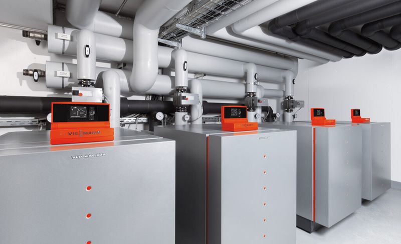 Bis zu 58,9 kW leistet eine einzelne Vitocal 300-G bei der Nutzung von Grundwasser als Wärmequelle. Höhere Leistungen werden durch die Anordnung von bis zu zehn dieser Wärmepumpen in einer Kaskade erreicht. (Bild: Viessmann)