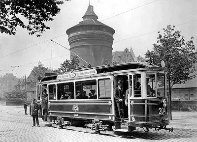 Die elektrische Straßenbahn von Sigmund Schuckert führt in Nürnberg. (Archiv: Vogel Business Media)