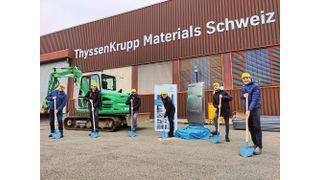 Spatenstich bei Thyssenkrupp Materials: Geschäftsführer Claudio Roth (ganz rechts) und Kollegen sind sichtlich erfreut, dass es endlich losgeht mit dem Neubau. (Thyssenkrupp Materials)
