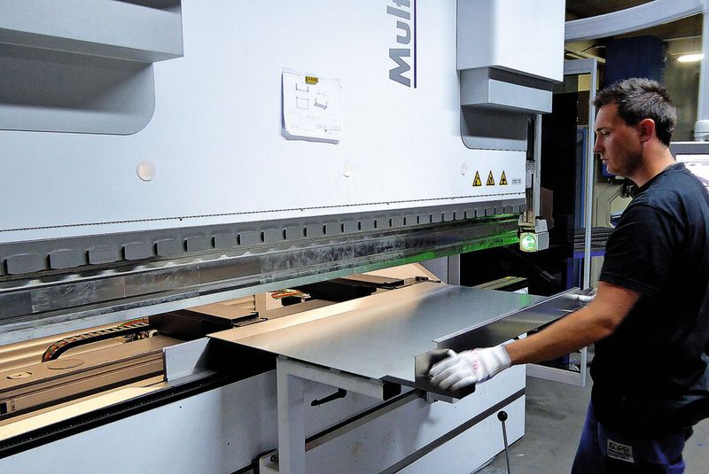 Für die Multipress-Baureihe von EHT kann der Anwender zwischen mehreren Anschlagsystemen wählen und zwar mit zwei, vier, fünf oder sechs Achsen. Ist das Blechteil schwer, lässt sich die Abkantpresse mit eine Biegehilfe ausstatten. (Bild: Kuhn)