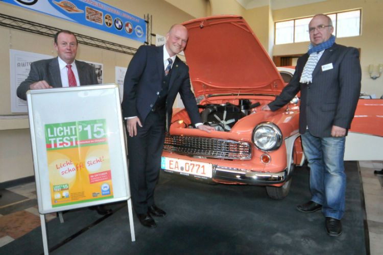 Gelungener Lichttest-Start in Eisenach: (v.li.) Rainer Marschall, Geschäftsführer der Kfz-Innung Eisenach, Holger Schade, Obermeister der Innung Eisenach, und Wolfram Böhnhardt, Vorsitzender des Vereines Automobilmuseum Eisenach. (Foto: Zietz)