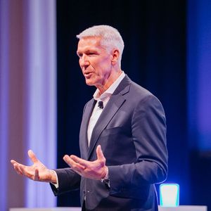 Traditionsgemäß eröffnete Bitkom-Präsident Ralf Wintergerst die Veranstaltung mit einer Einschätzung der aktuellen Gemengelage im Bereich der digitalen Gesundheitsversorgung.(Bild:  Verwendung gemaess Vertrag)