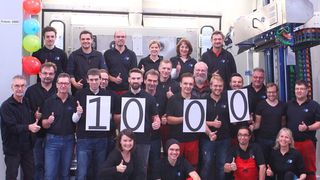 Vor der Auslieferung bei HG Grimme in Wiedergeltlingen: Die stolze Belegschaft präsentiert sich mit der 1000sten gebauten Fräsanlage, die ihren Dienst bei Fritzmeier Composite in Bruckmühl angetreten hat, wie es heißt. Die Maschine wird dort CFK- und GFK- sowie LFI-Bauteilen in Form bringen. (H G Grimme)