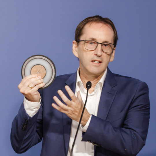 Matthias Pursch (Dow) zeigte ein voll vernetztes XLPE-Isolationssystem für Gleichstromkabel, die Übertragungsleistung deutlich steigert.(Bild:  Plastics Europe Deutschland)