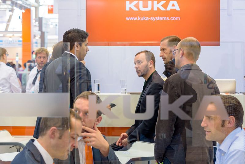 Auf der 35. Internationalen Fachmesse für Produktions- und Montageautomatisierung trifft sich die weltweite Roboter-Szene und zeigt die Systemintegration und Prozessfähigkeit von Robotern. (Bild: P. E. Schall)